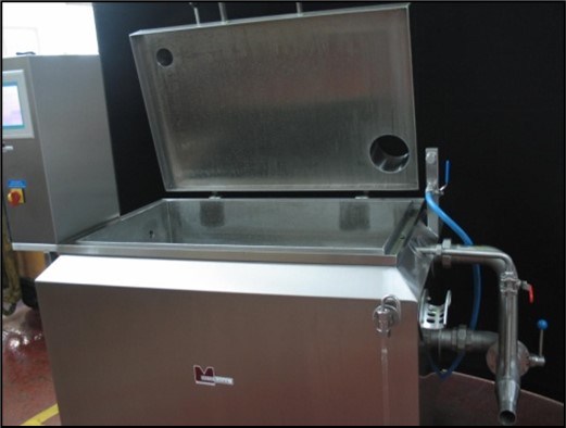 MM304-1360-00 mit geöffnetem Deckel und Auftrittspodest