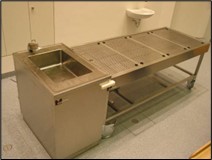 Perfusionstisch mit perforierter Arbeitsfläche und Absaugung